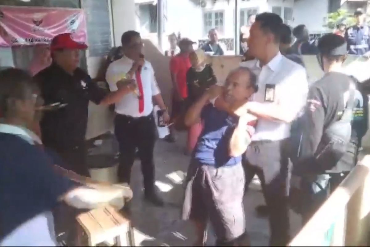 Warga yang diduga memukul petugas diamankan saat pelaksanaan eksekusi aset PT KAI Daop 7 Madiun berupa tanah dan bangunan di Jalan TGP,Kelurahan Oro Oro Ombo, Kecamatan Kartoharjo, Kota Madiun, Jawa Timur, Rabu (11/12/2024)