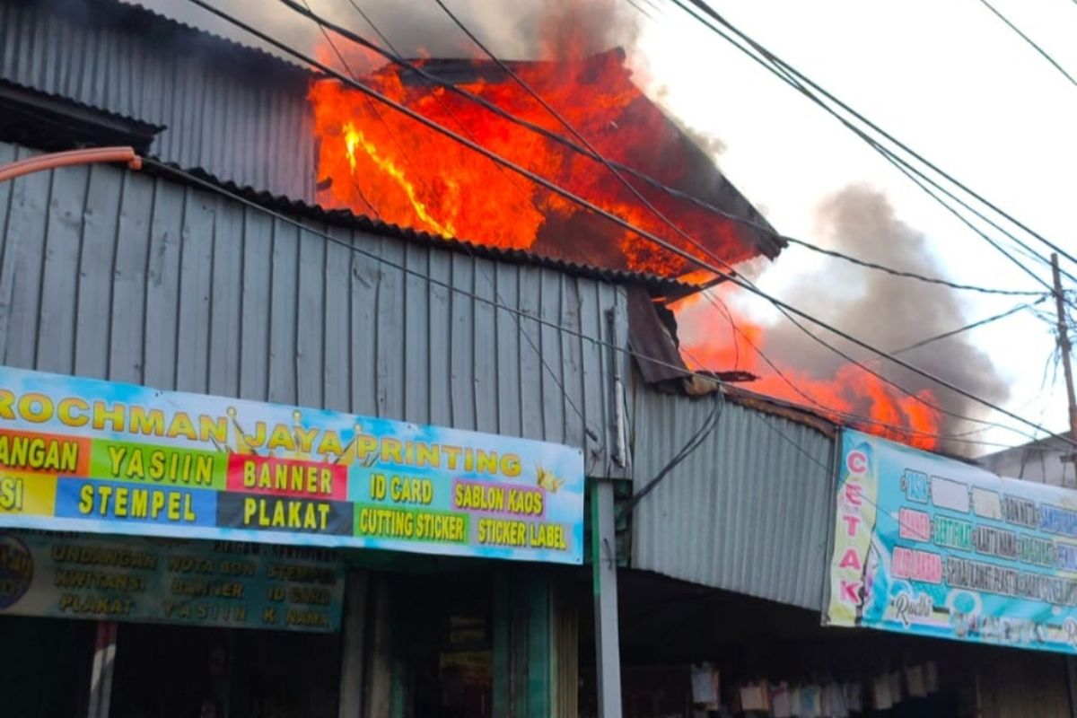 Sejumlah kios yang berada di Jalan Raya Bogor, Kramatjati, Jakarta Timur, terbakar pada Sabtu (21/5/2022) sore.