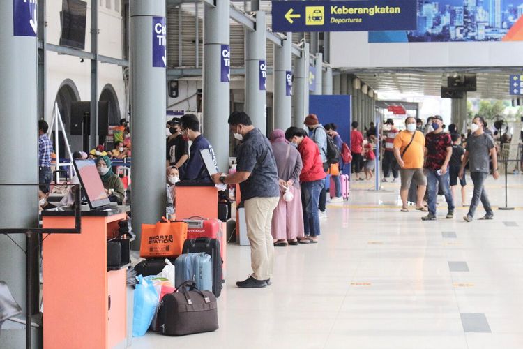 Suasana di stasiun kereta api. 