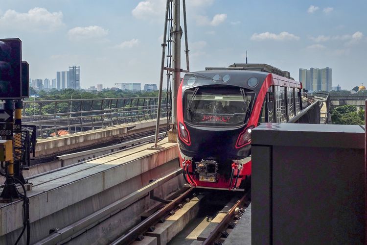 LRT Jabodebek siap menampung lonjakan penumpang jika tarif ojol naik 8-15 persen.
