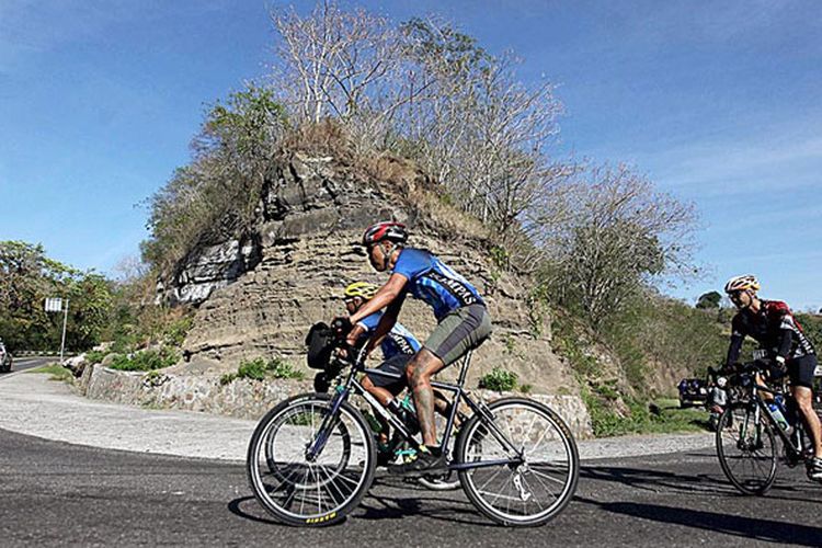 Peserta Jelajah Sepeda Flores memasuki Kecamatan Nita, Kabupaten Sikka, Nusa Tenggara Timur pada etape pertama Maumere-Kelimutu, Sabtu (12/8/2017). Etape pertama menempuh jarak sekitar 107 kilometer.