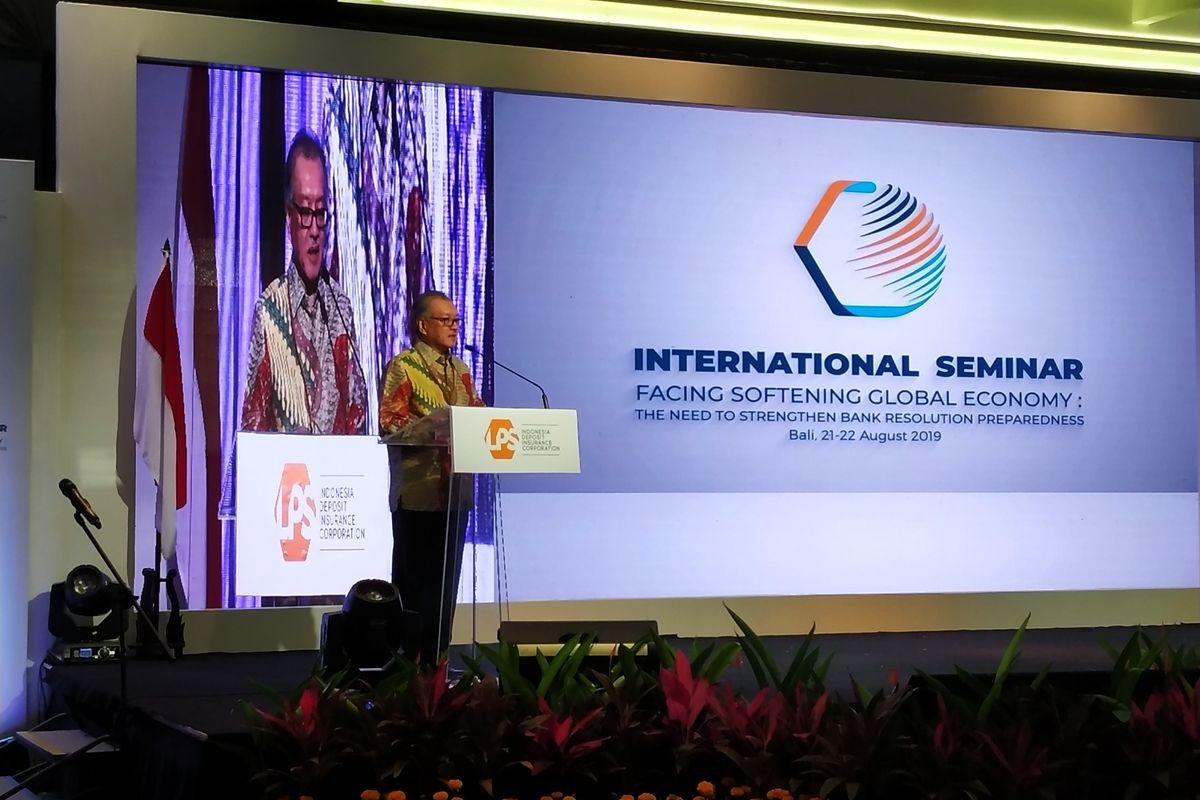 Ketua Dewan Komisioner LPS Halim Alamsyah menyampaikan sambutan dalam pembukaan seminar internasional bertajuk Facing Softening Global Economy: The Need to Strengthen Bank Resolution Preparedness yang digelar oleh LPS di Nusa Dua, Bali, (21/82019).