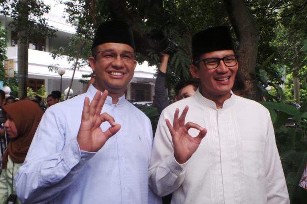 Pasangan calon gubernur-wakil gubernur nomor pemilihan tiga DKI Jakarta Anies Baswedan-Sandiaga Uno, seusai Shalat Jumat di Masjid At-Taqwa, Kebayoran Baru, Jakarta Selatan, Jumat (27/1/2017).