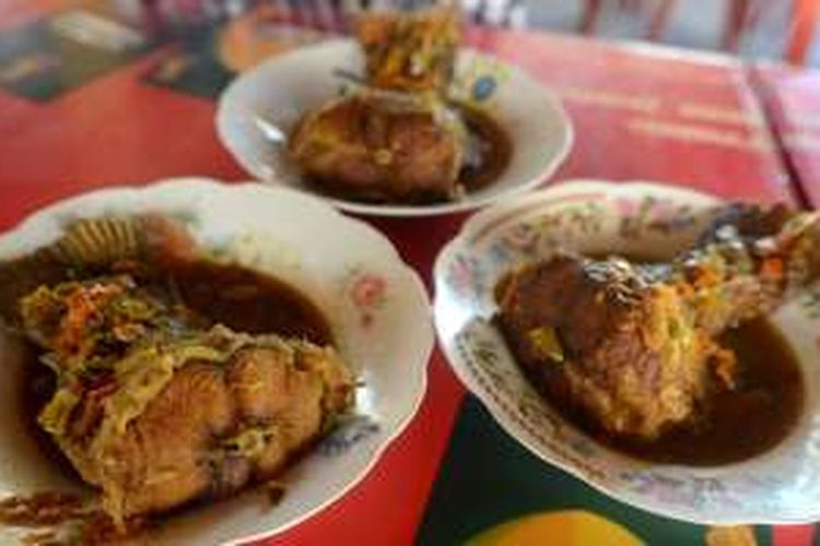 Hidangan ikan beong di rumah makan Sehati, Kecamatan Borobudur, Kabupaten Magelang, Jawa Tengah, Kamis (23/6/2016).