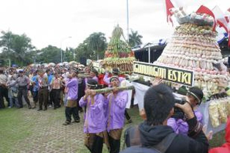 Dua tumpeng raksasa, Gunungan Jaler dan Gunungan Estri, diarak ke alun-alun Kota Madiun, Jawa Timur, dalam acara Gerebeg Maulid Nabi Muhammad SAW, Selasa (14/1/2014).