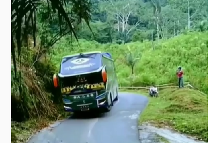 Bus PO ALS melintasi Lurah Berangin Pasaman