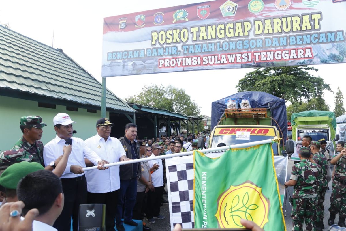 Menteri Pertanian Andi Amran Sulaiman (memegang bendera) melepas bantuan untuk Korban Banjir Badang di Konawe Utara, Sulawesi Tenggara, Kamis (13/6/2019).