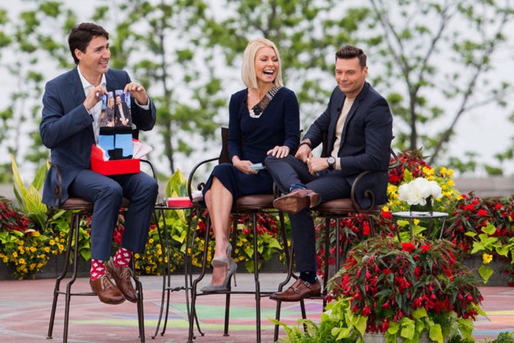Perdana Menteri Kanada Justin Trudeau mengenakan kaos kaki bergambar daun mapel dalam acara Live With Kelly and Ryan