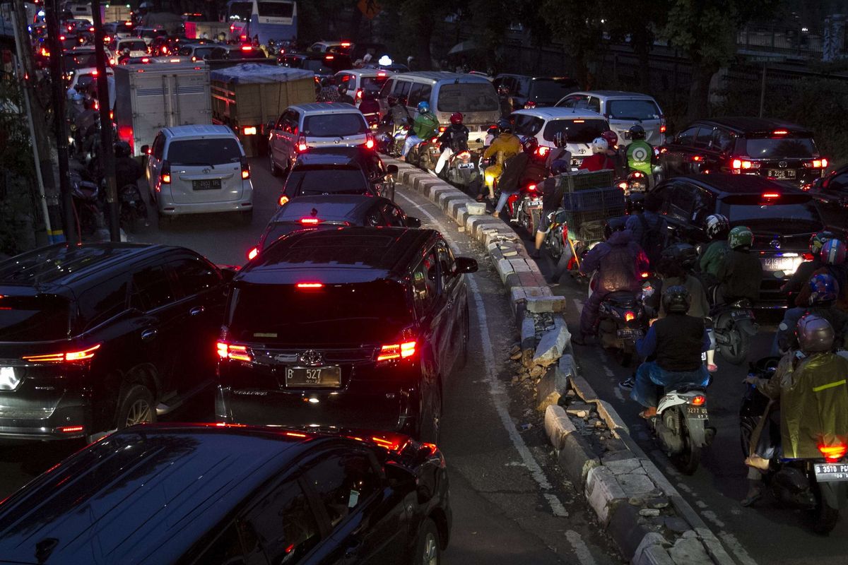 Kemacetan di ruas Jalan Raya Pasar Minggu, Jakarta Selatan, Rabu, (18/12/2019). Kemacetan panjang hingga lenteng agung akibat pembangunan fly over Lenteng Agung.