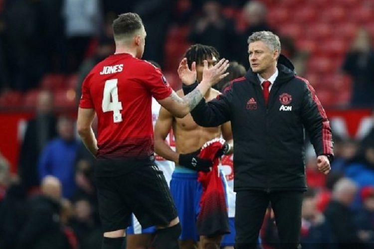 Manajer karteker Manchester United, Ole Gunnar Solskjaer, merayakan kemenangan timnya atas Reading dengan skor 2-0 pada putaran ketiga Piala FA di Stadion Old Trafford, Manchester, Sabtu (5/1/2019).