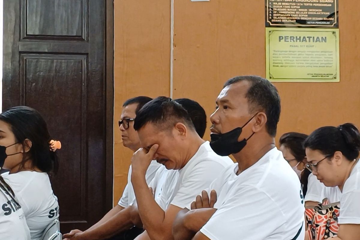 Ayah Shane Lukas (19), Tagor Lumbantoruan, tak kuasa menahan air matanya di sidang pembacaan nota keberatan atau pleidoi sang anak di Pengadilan Negeri (PN) Jakarta Selatan, Selasa (22/8/2023).