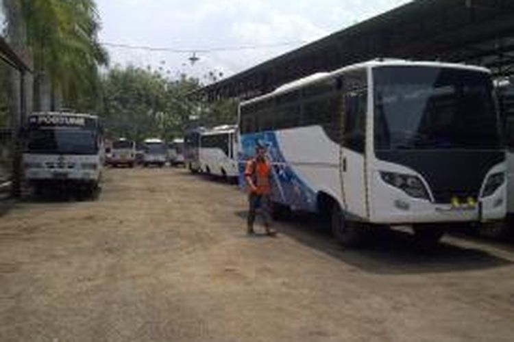 Bus di Malang, Jawa Timur, tetap Operasi, tidak melakukan aksi mogok. Karena jika mogok, malah akan merugi.Rabu (19/11/2014).