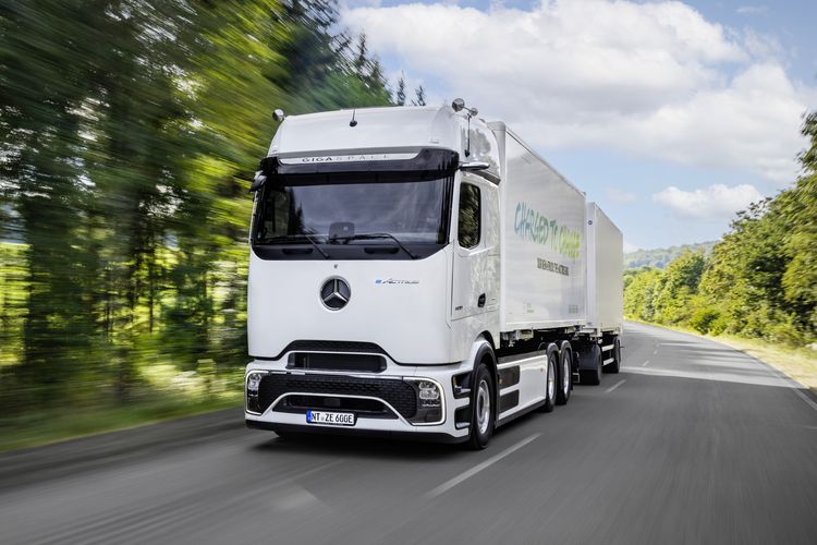 eActros 600 Pritschenfahrgestellvariante - zero-emission; CO2-neutral; electric; battery; e-mobility; e-truck; Weltpremiere; Mercedes-Benz 

eActros 600 Pritschenfahrgestellvariante - zero-emission; CO2-neutral; electric; battery; e-mobility; e-truck; Weltpremiere; Mercedes-Benz 