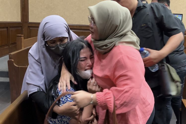Istri terdakwa Dadan Tri Yudianto, Riris Riska Diana teriak histeris ketika mendengar Jaksa Penuntut Umum (JPU) Komisi Pemberantasan Korupsi (KPK) menuntut suaminya selama 11 tahun dan 5 bulan penjara dalam sidang di Pengadilan Tipikor Jakarta, Selasa (13/2/2024).