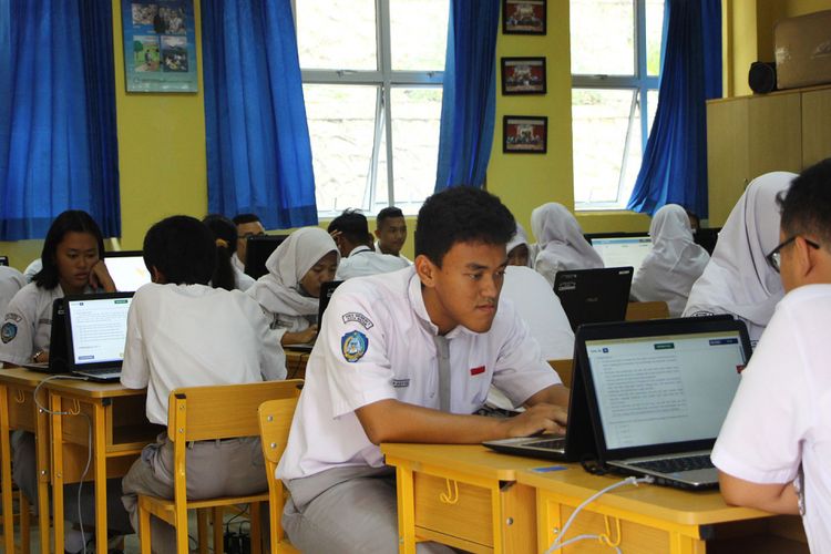 Siswa-siswi SMAN 1 Batam terlihat serius mengikuti UNBK pada hari pertama. Meski terjadi kendala, tetapi hal itu tidak mengurangi semangat para siswa.