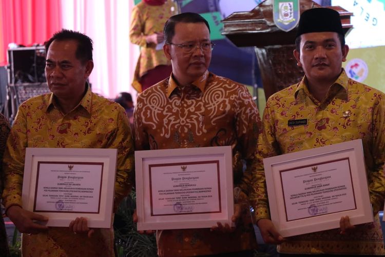 Kepala Dinas Pemberdayaan Masyarakat dan Desa (DPM-Desa) Provinsi Jabar Dedi Supandi (paling kanan) saat menerima penghargaan dalam Gelar Teknologi Tepat Guna (TTG) Nasional XXI di Bengkulu, Minggu (22/9/19).