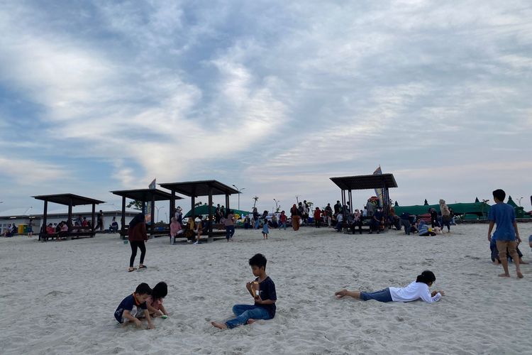 Suasana di Pantai Pasir Putih PIK 2, Rabu (29/6/2022). 