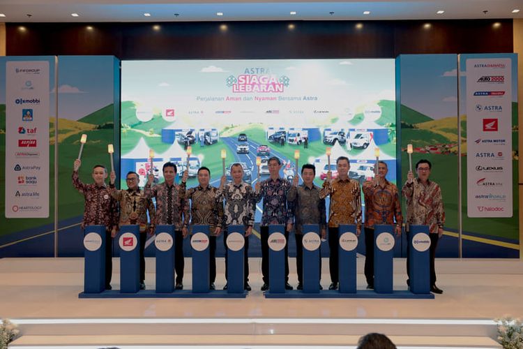 Jajaran Executive Grup Astra dalam prosesi simbolis Pos Siaga Astra pada acara Kick Off Astra Siaga Lebaran 2026 yang dilaksanakan di Catur Dharma Hall, Menara Astra, Jakarta, pada Jumat (13/3/2026). Prosesi ini menandakan kesiapan Astra untuk menyertai pelanggan yang melakukan perjalanan mudik di semua titik Layanan Siaga Astra yang telah disediakan pada Astra Siaga Lebaran 2026.