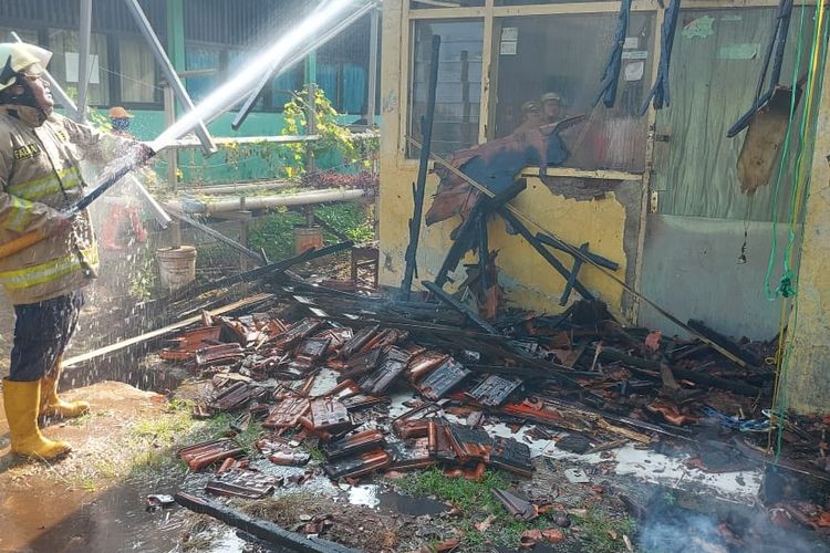 Rumah Dinas penjaga Sekolah Dasar Negeri (SDN) 12 Cawang, Jakarta Timur, hangus terbakar pada Selasa (26/10/2021).