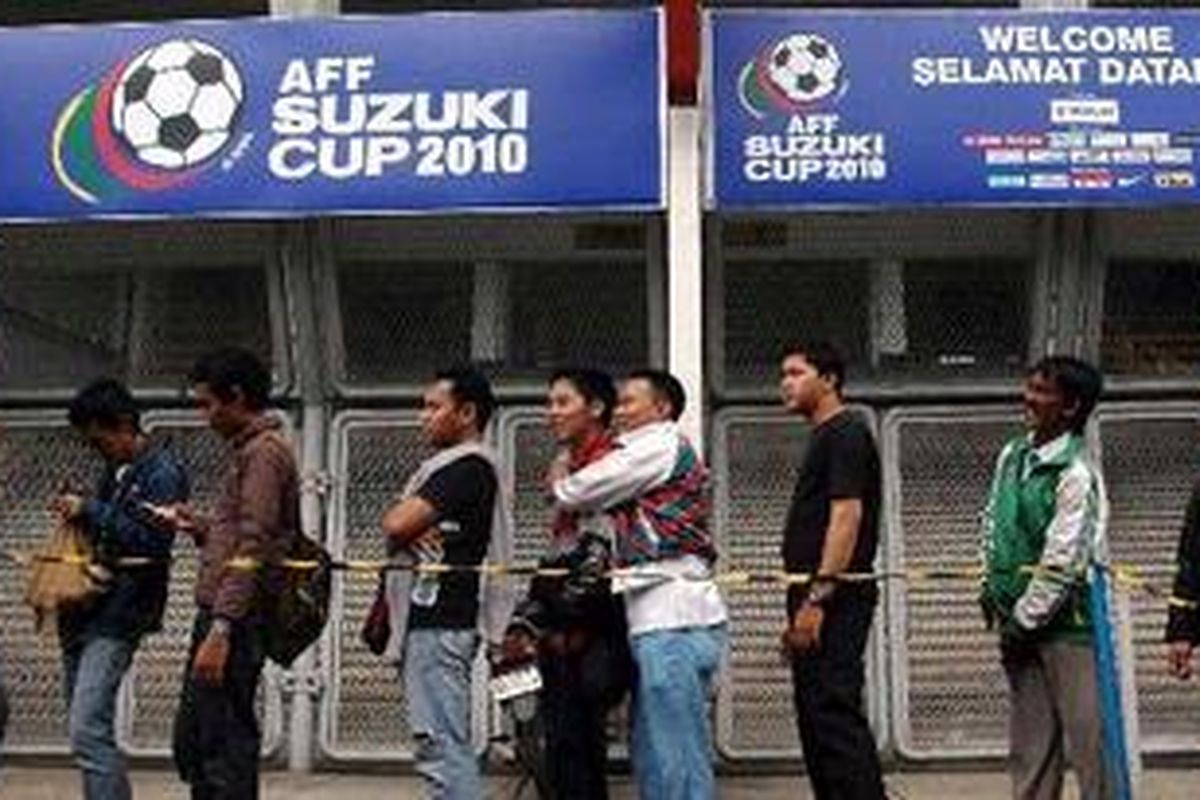 Warga mengantre dari pagi untuk mendapatkan bukti pembayaran tiket pertandingan semifinal Piala AFF 2010 putaran pertama antara tim nasional Indonesia melawan Filipina di Stadion Gelora Bung Karno, Senayan, Jakarta Selatan, Selasa (14/12/2010). 