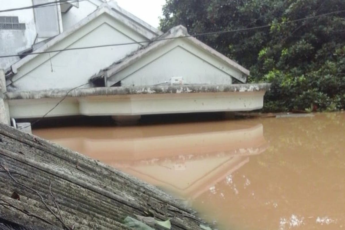 Perumahan Villa Nusa Indah 1 Kelurahan Bojong Kulur, Kecamatan Gunung Putri, Kabupaten Bogor terendam banjir hingga mencapai atap.