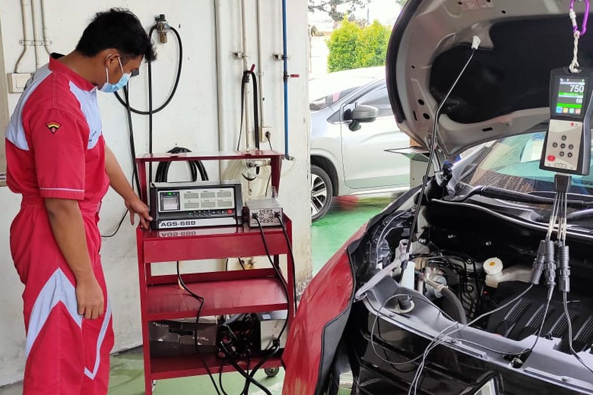 Uji emisi gas buang di bengkel Mitsubishi