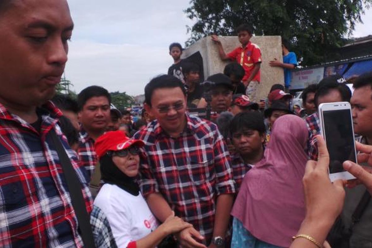 Calon gubernur DKI Jakarta Basuki Tjahaja Purnama atau Ahok saat berkampanye di Pasar Kalimalang, di Jalan Tipar Cakung, Jakarta Timur, Kamis (9/2/2017).