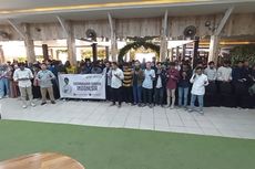 Kelompok Relawan di Bandung Sujud Syukur Usai Putusan MK soal Batas Usia Capres-Cawapres