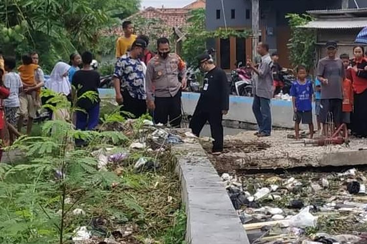 Warga dan polisi mendatangi lokasi penemuan jasad bayi tanpa kepala di saluran air wilayah Kelurahan Krandon, Kecamatan Margadana, Kota Tegal, Jawa Tengah, Kamis (11/11/2021) (Istimewa)