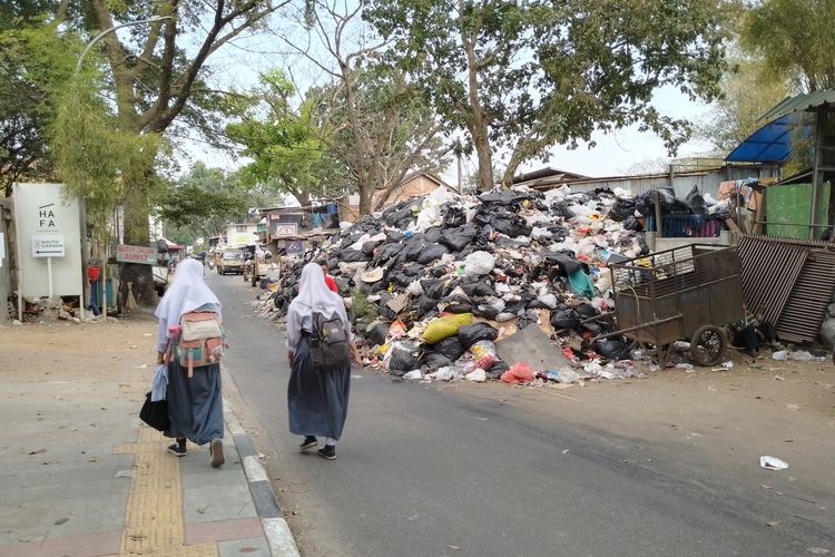 Sampah di TPS Gudang Selatan, Kota Bandung meluber tutupi badan jalan, Selasa (26/9/2023).