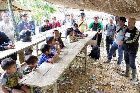 Tak Ada Sekolah, Anak-anak Dusun Terpencil Belajar di Bawah Terpal yang Diikat ke Pohon