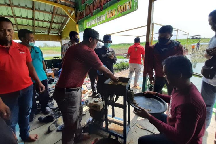 Kementerian Kelautan dan Perikanan menggelar Pelatihan Pembuatan Pakan Ikan Mandiri di Kabupaten Tulang Bawang dan Kabupaten Sragen beberapa waktu lalu.
