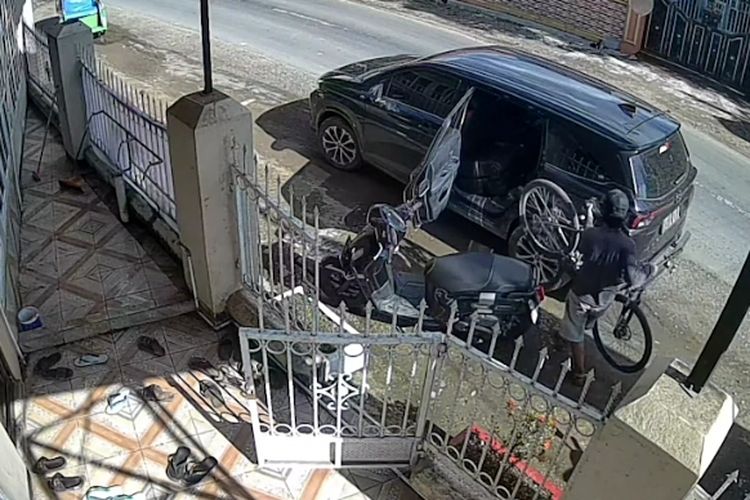 Pria di Gowa Terekam CCTV Gasak Sepeda Jamaah Masjid