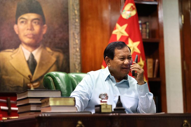 Capres pemenang Pilpres 2024 Prabowo Subianto berbincang melalui sambungan telefon dengan Presiden Amerika Serikat Joe Biden, Jumat (22/3/2024) malam. 