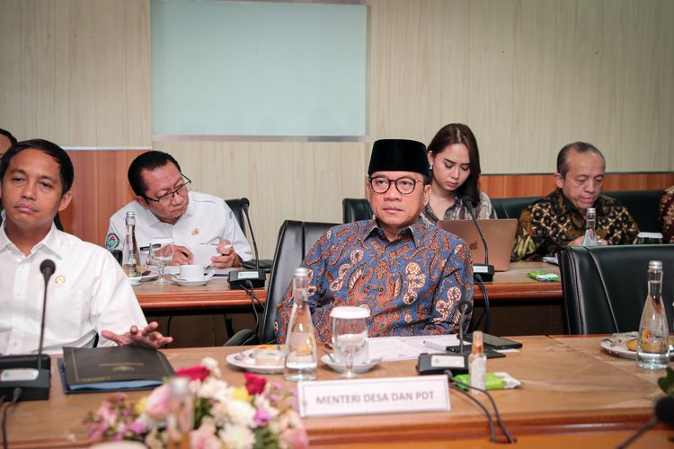 Menteri Desa, Pembangunan Daerah Tertinggal (Mendes PDT) Yandri Susanto melakukan Rapat Koordinasi yang dipimpin oleh Menteri Koordinator Bidang Pangan (Menko Pangan) Zulkifli Hasan. Kegiatan ini juga diikuti oleh Wakil Menteri Pertanian (Wamentan), Menteri Lingkungan Hidup dan Kehutanan (LHK), Menteri Kelautan dan Perikanan (KP), Kepala Badan Pangan Nasional/National Food Agency (NFA), dan Kepala Badan Gizi Nasional.

Pertemuan yang berlangsung di Kementerian LHK, Selasa (29/10/2024), itu membahas tentang kolaborasi antar kementerian atau lembaga (K/L) dalam melakukan percepatan swasembada pangan pada 2028 sesuai arahan Presiden RI Prabowo Subianto.