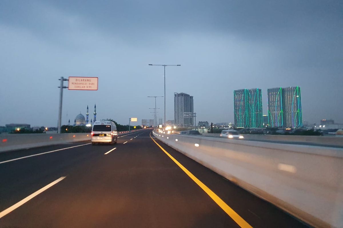 Kondisi Jalan Tol Layang Jakarta-Cikampek pada Kamis (15/12/2019) jelang malam hari.