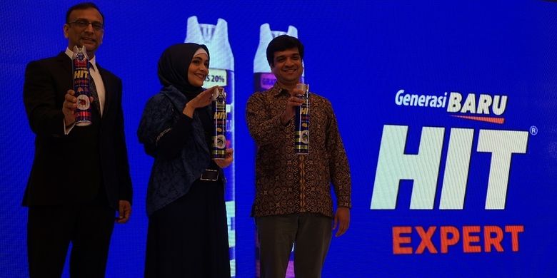Dari kiri ke kanan: Akhil Chandra (Presdir Godrej Indonesia), Lula Kamal (brand ambassador) dan Puneet Kusumbia (Direktur Marketing Godrej Indonesia) berpose pada saat peluncuran HIT Expert.