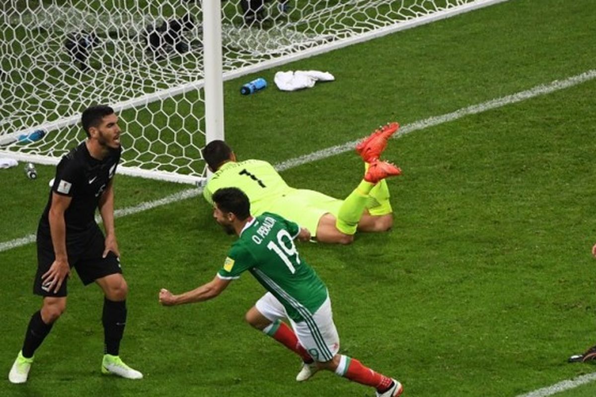 Selebrasi striker tim nasional Meksiko, Oribe Peralta (19), seusai sukses mencetak gol kemenangan tim ke gawang Selandia Baru pada pertandingan Grup A Piala Konfederasi 2017 di Stadion Olimpiade Fisht, Sochi, Rusia, pada Rabu (21/6/2017).