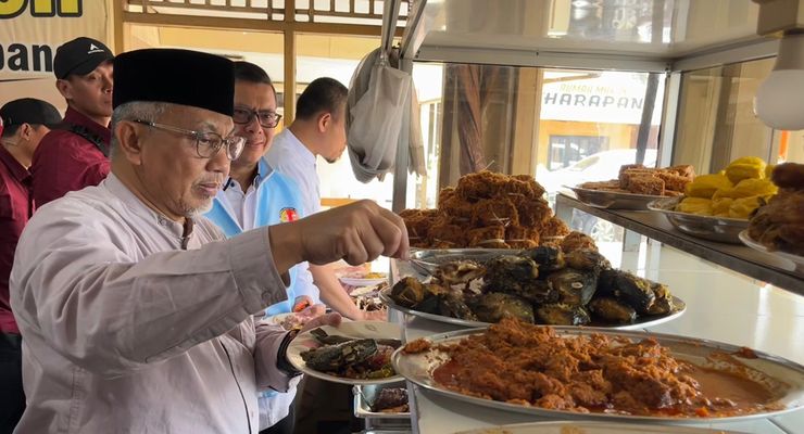 Santap Siang di Rumah Makan Harapan Subang, Ahmad Syaikhu Berharap Menang Pilkada Jabar 2024