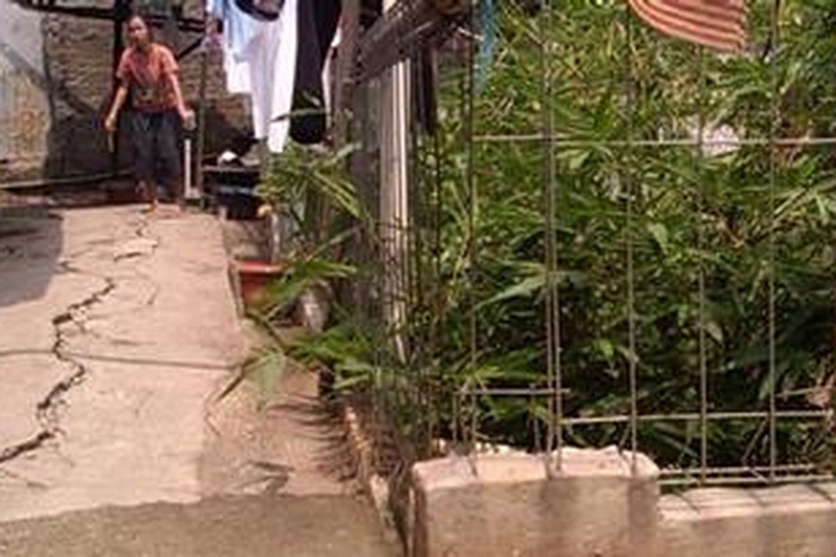 Sekitar 30 rumah di tepi Kali Baru, tepatnya di ruas RT 01 RW 09, Cijantung, Pasar Rebo, Jakarta Timur, diintai bahaya longsor. Tanah yang membatasi rumah warga dengan kali semakin terkikis, terlebih jika musim hujan melanda Ibu Kota. Hal itu meresahkan warga karena musibah longsor yang dapat mengancam sewaktu-waktu.