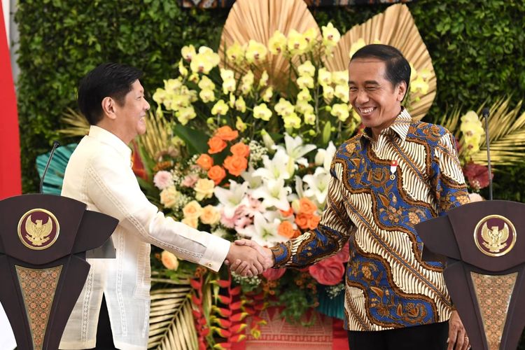 Presiden Joko Widodo berjabat tangan dengan Presiden Filipina Ferdinand Marcos Jr seusai pertemuan bilateral di Istana Bogor, Senin (5/9/2022).