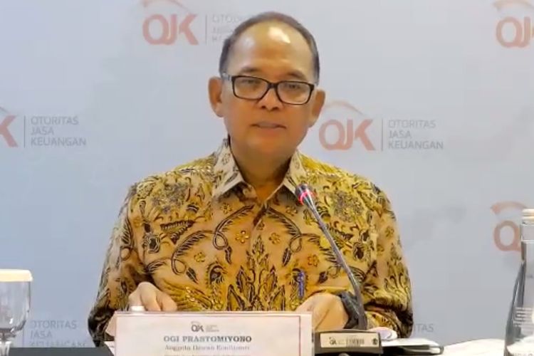 Kepala Eksekutif Pengawas IKNB OJK Ogi Prastomiyono dalam konferensi pers, Senin (5/12/2022). OJK cabut izin usaha perusahaan asuransi Wanaarta Life.