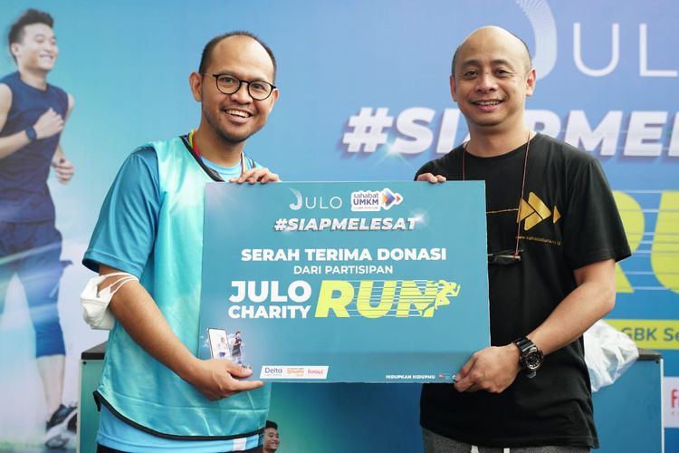 Penyerahan donasi JULO untuk Komunitas Sahabat UMKM, Minggu (3/7/2022) di kawasan  Stadion Gelora Bung Karno, Jakarta sekaligus kampanye Siap Melesat..

Dari sebelah kiri ke kanan, berpose,  Hans Sebastian, Co-founder JULO ke Faisal Hasan Basri, Sekretaris Jendral Komunitas Sahabat UMKM
