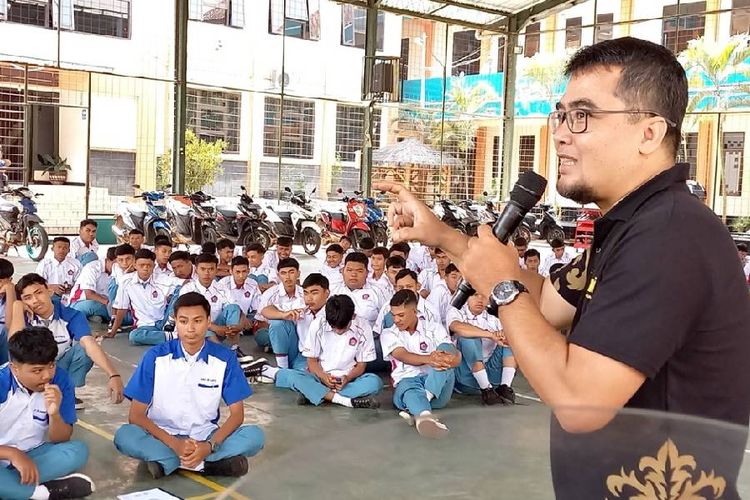 PT Autochem Industry menggelar #PrestoneMengajar di SMK Negeri 10 Malang, meningkatkan pengetahuan siswa dan mekanik tentang teknologi otomotif.