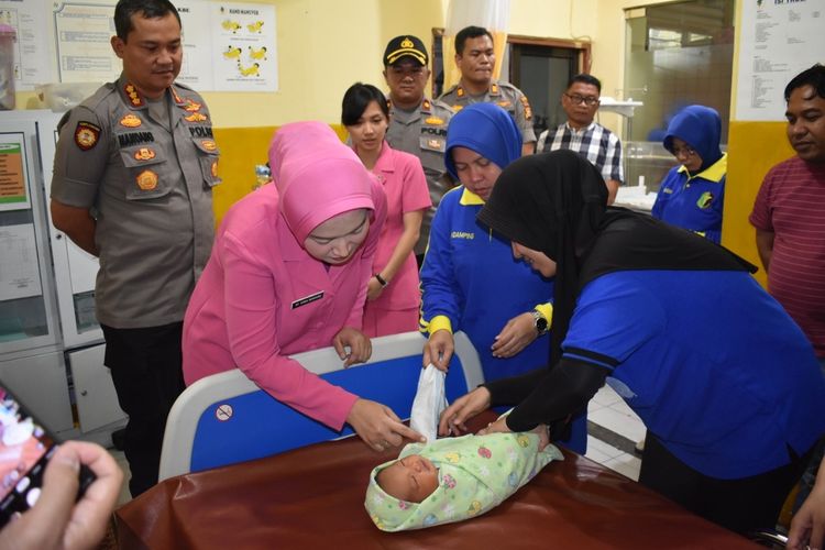 Kapolresta Pekanbaru, Kombes Pol Nandang Mumin Wijaya dan istri, Vina Nandang menjenguk bayi yang ditemukan dalam kardus saat berada di Rumah Sakit Bhayangkara Polda Riau di Pekanbaru, Riau, Sabtu (4/1/2020).