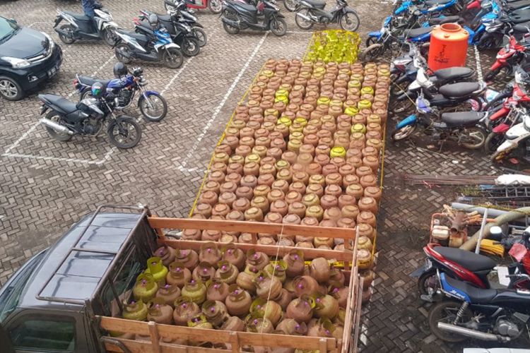 Barang bukti tabung elpiji yang diamankan polisi saat berada di Mapolres Singkawang, Selasa (16/1/2018).