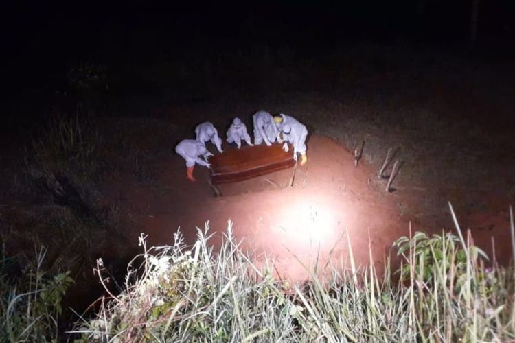 Petugas berpakaian hazmat sedang menguburkan salah seorang jenazah pasien meninggal covid-19 di TPU Aida Rashida, Tamansari, Kota Tasikmalaya, beberapa waktu lalu.