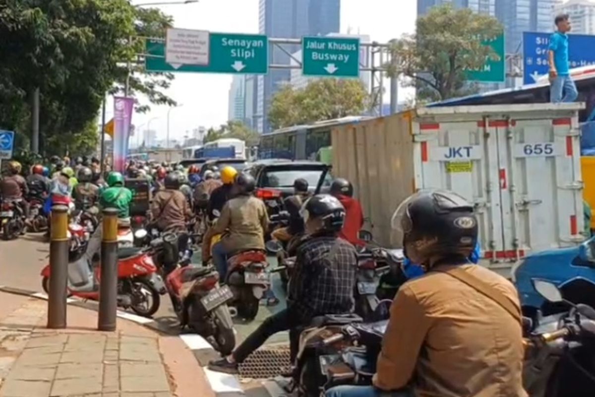 Kemacetan di Jalan Gatot Subroto, Jakarta Selatan, pada Kamis (7/9/2023) pagi imbas rekayasa lalu lintas KTT ASEAN.