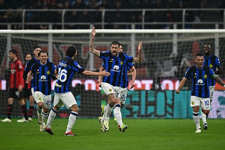 Bek Inter Milan Francesco Acerbi (tengah) merayakan gol pertama timnya pada pertandingan sepak bola Serie A Liga Italia antara AC Milan vs Inter Milan di Stadion San Siro di Milan pada 22 April 2024.