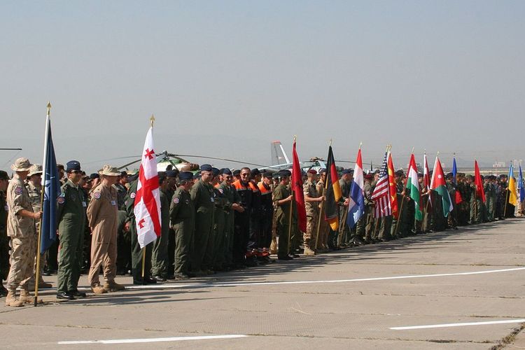 NATO bersama anggota kemitraan tengah melakukan latihan militer di Tbilisi pada Juli 2007.

